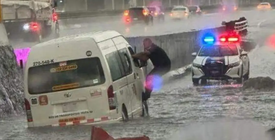 Hail and heavy rain flood the Mexico-Puebla highway; Metro Line A is affected