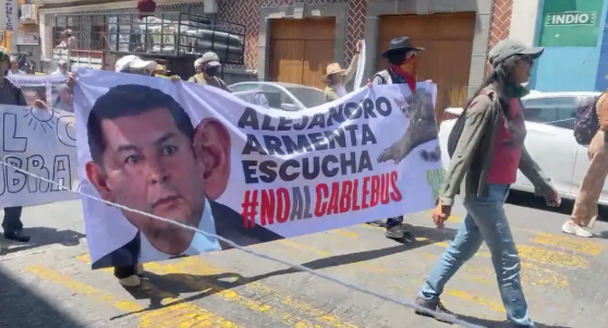 Protesters march against the Puebla Cablebús; they accuse the Armenta government of threatening repression