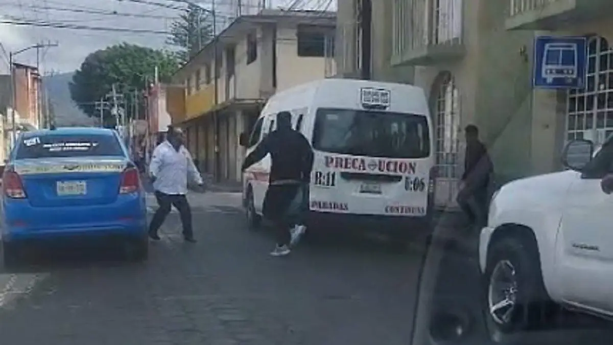 Transport driver defends students targeted for robbery in Tehuacán.